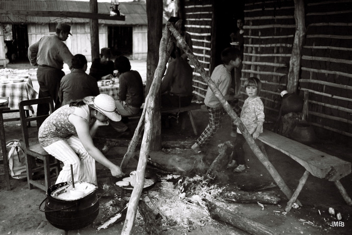 AÑO 1974 - BLANCO Y NEGRO - VIDA CAMPESINA EN PARAGUAY (JOSÉ MARÍA BLANCH)